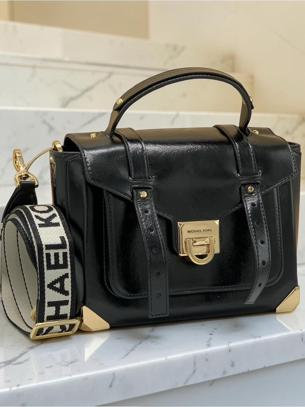 MICHAEL KORS
Manhattan Medium Top
Hand School Patent Satchel Black color
